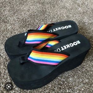 Rocket Dog Crush Wedge Sandal
Shop all Rocket Dog missing lid on box